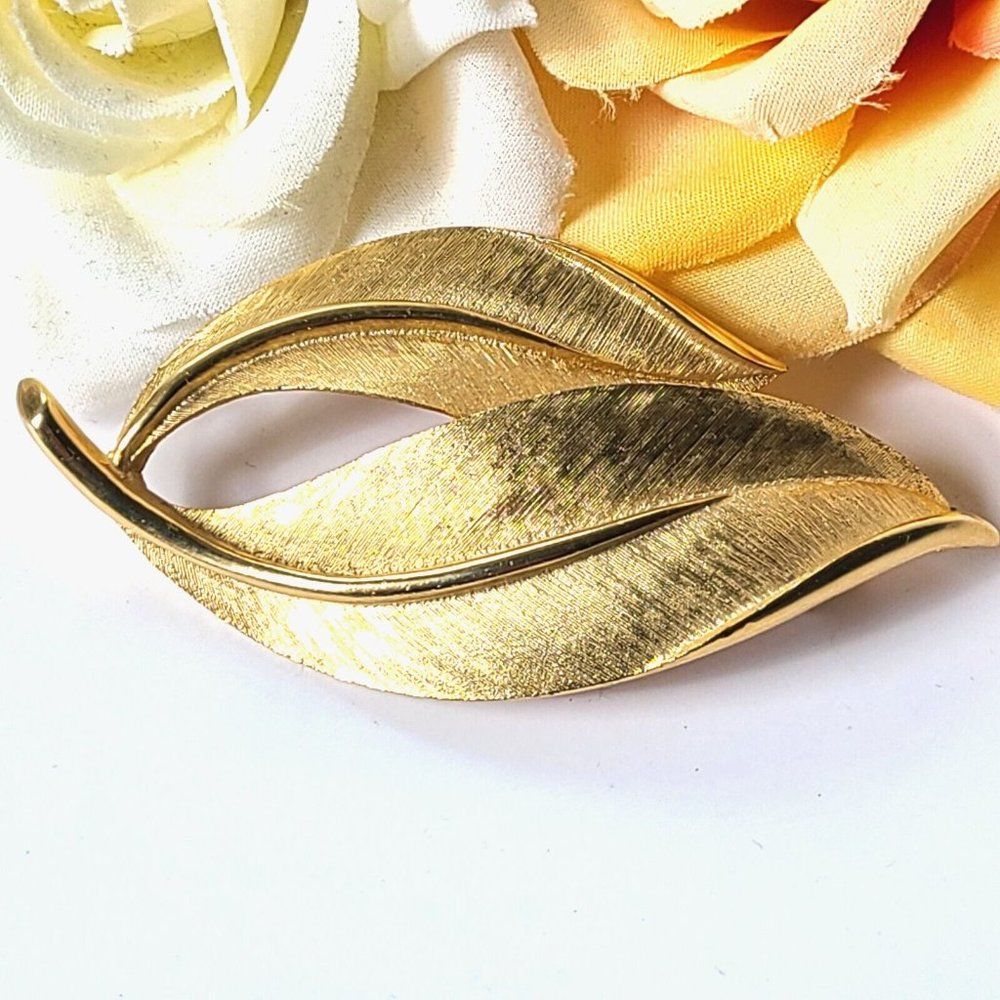Vintage Sarah Coventry Leaf Gold Tone Brooch Pin